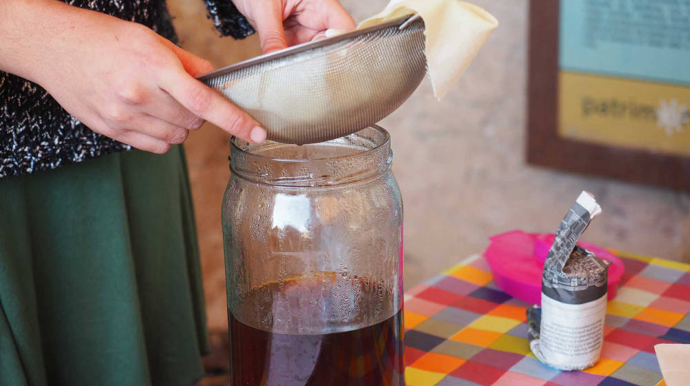 Taller de fer xarop amb herbes de la ratafia